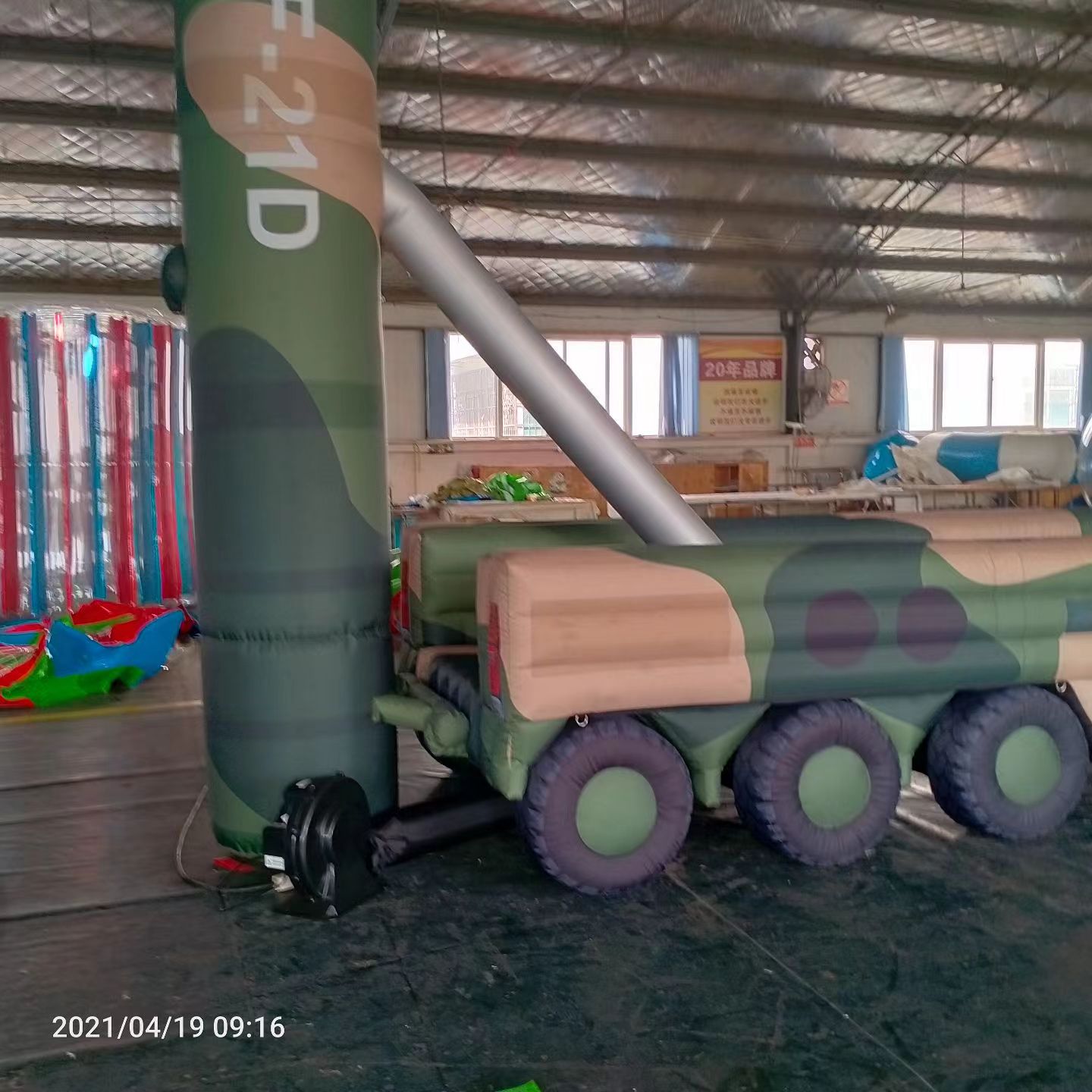 绵阳军事演习中的充气目标车辆：模拟发射车雷达车坦克飞机